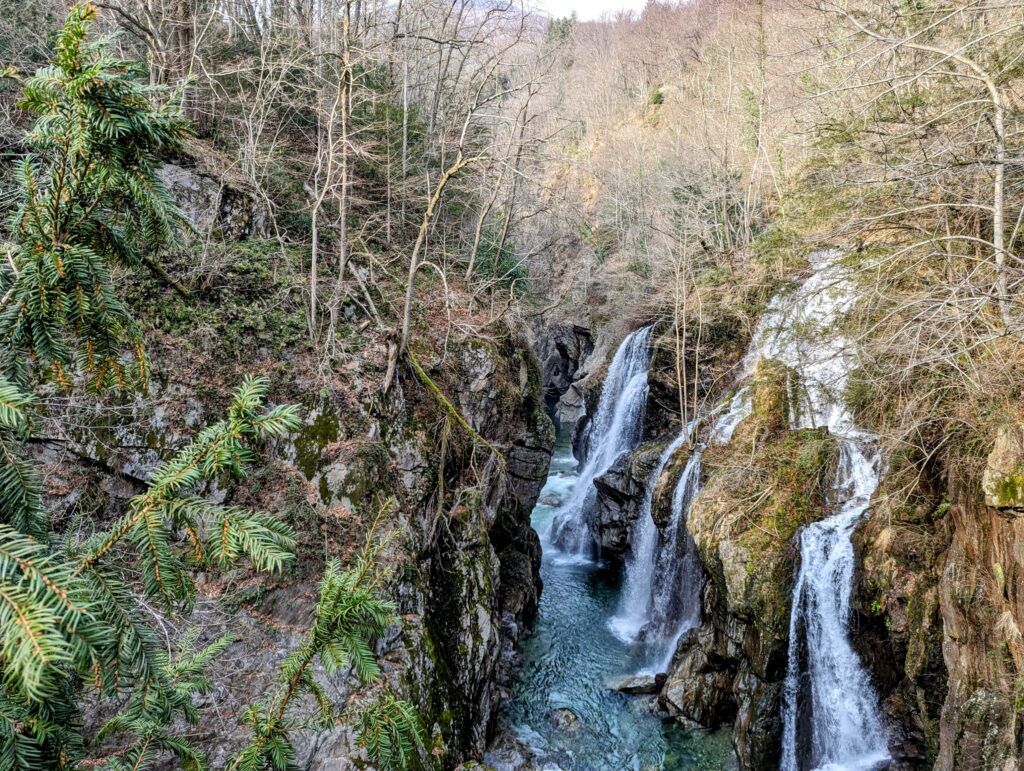 Waterval in Val Grande's vallei, vastgelegd tijdens een Cima del BenEssere avontuurlijke trail