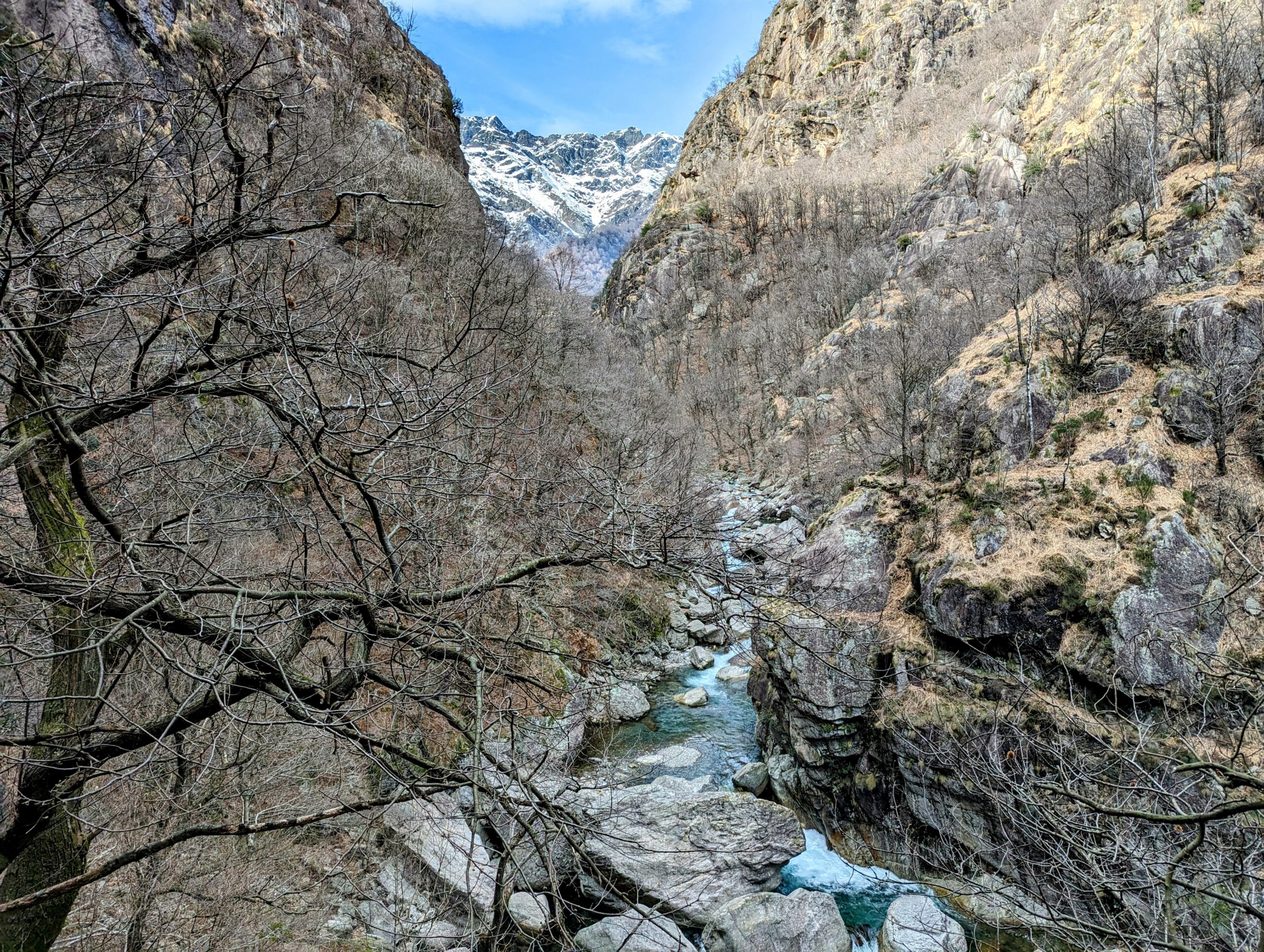 San Bernardino rivier in Val Grande, vastgelegd op een Cima del BenEssere trail, ideaal voor zelfreflectie en persoonlijke groei.